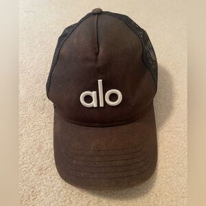 Black and white logo Alo trucker hat